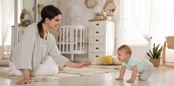 Stimulasi Agar Bayi Cepat Duduk Dan Merangkak, Seawal Usia 7 Bulan Ibu Dah Boleh Bantu Mereka!