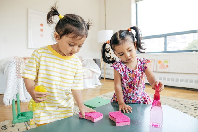 Nak Ajar Anak Cara Bersihkan Rumah? Guna 8 Trik Bijak Mengemas Ini!