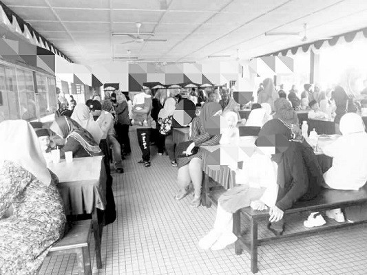 murid makan bercangkung