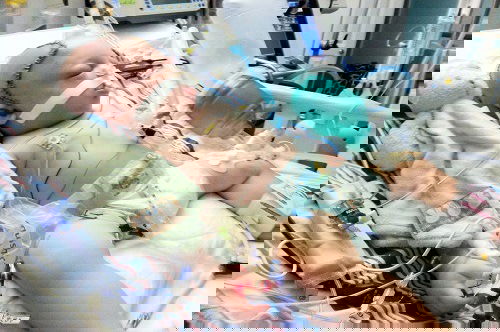 Bayi tak berhenti menangis ditumbuk dan dicampak ke lantai hingga rosak buah pinggang