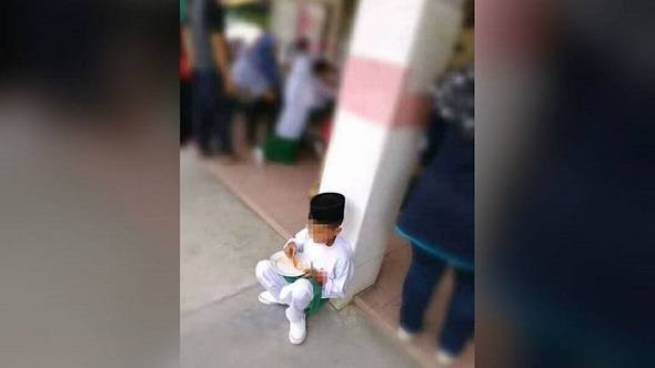 Murid terpaksa makan bercangkung di lantai kerana ibu bapa lain lebih selfish