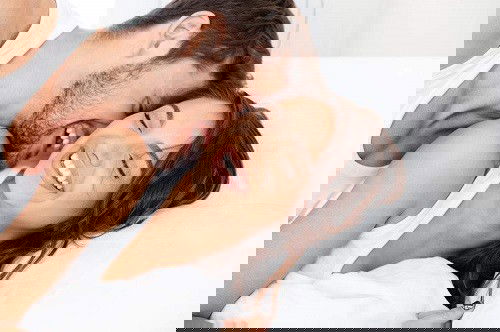 Susah nak berasmara di rumah sebab ada anak/bayi? Jom cuba 9 tips berguna ini!