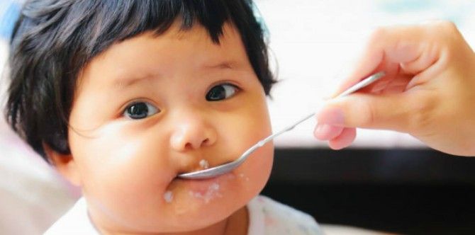 Bubur anak terlalu panas? Anda tak digalakkan tiup makanan itu demi anak!