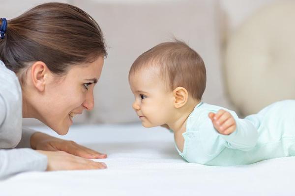 Leher Bayi Akan Mula Kuat Pada Usia Berapa Bulan? Ini Perkara Ibu Ayah Perlu Tahu