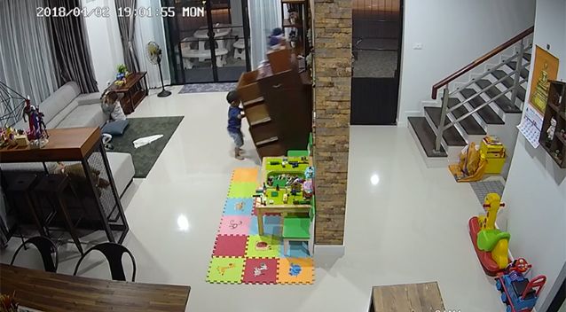 Kanak-kanak ini terhempap almari ketika sibuk bermain! Sebab itu pentingnya childproof