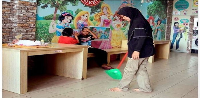 Tak mampu bayar pengasuh, ibu 4 anak ini terpaksa letak anak di kedai dobi