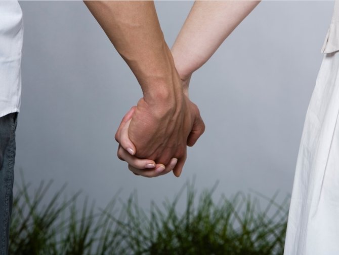 Nak Lebih Romantis Dengan Pasangan? Mudah, Cuba Berpegangan Tangan Selalu!