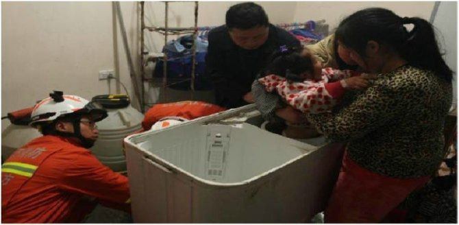 Kanak-kanak ini tersekat dalam mesin basuh! Macam mana ia boleh jadi?