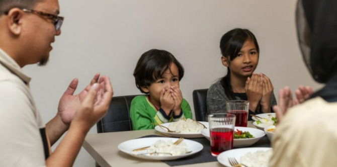 Jangan Gopoh Ajar Anak Puasa, Ikuti 8 Tips Melatih Anak Berpuasa Dengan Rela Hati