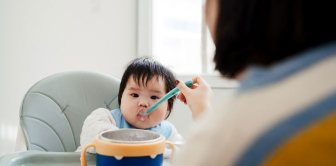 Jadual Pemakanan Bayi 6 Bulan, Waktu Makan Bayi & Berapa Banyak Bayi Makan Dalam Sehari