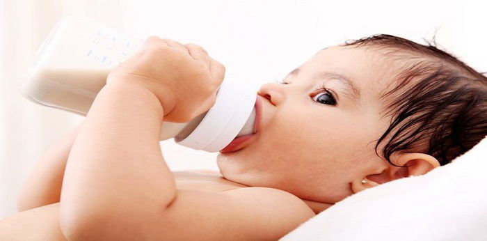 6 langkah untuk bantu bayi pegang botol susu sendiri