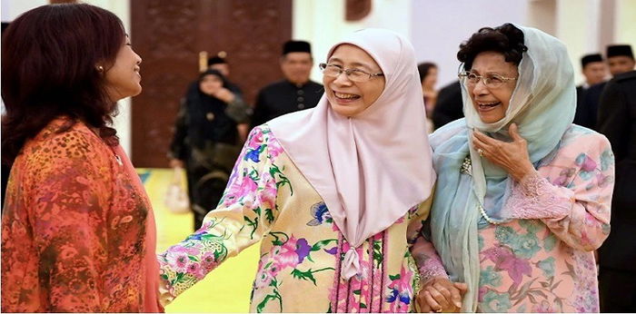 Ramai tak tahu Tun Siti Hasmah dan Dr Wan Azizah rapat macam adik dan kakak