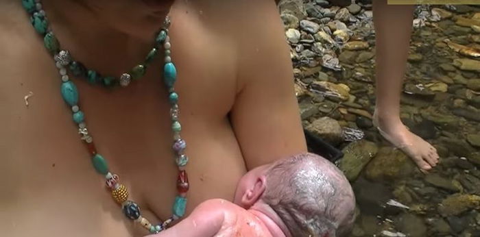 Video ibu bersalin secara semula jadi seperti gentle birth di alam terbentang luas