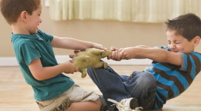 Dengan kawan pandai dia berkongsi, tapi bila dengan adik kedekut pula! Kenapa ya?