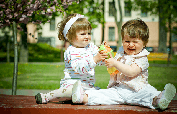 ajar anak berkongsi, ajar anak jangan kedekut, ajar anak berkongsi rezeki, ajar anak berkongsi dengan adik beradik, tips ajar anak berkongsi, cara ajar anak berkongsi, anak kedekut dengan adik beradik, kenapa anak kedekut?, manfaat ajar anak berkongsi, manfaat ajar anak berkongsi rezeki, kelebihan ajar anak berkongsi barang 