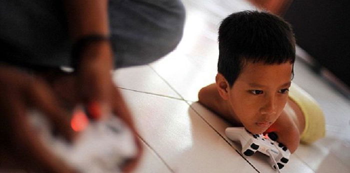 (Video) Anak lahir tanpa tangan dan kaki ini boleh main video game dan pandai matematik!