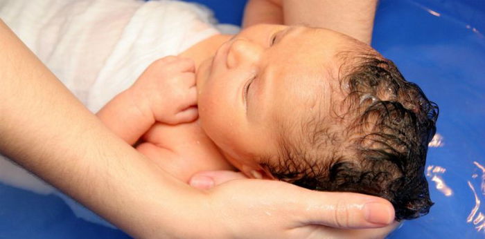 9 cara mandikan bayi 2 bulan ke atas dengan betul, barulah bayi selesa!