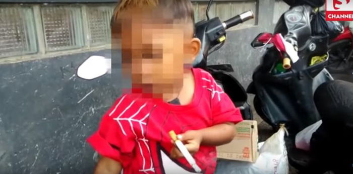 Baru umur dua tahun dah hisap 40 batang rokok sehari! Dahsyatnya budak ini!