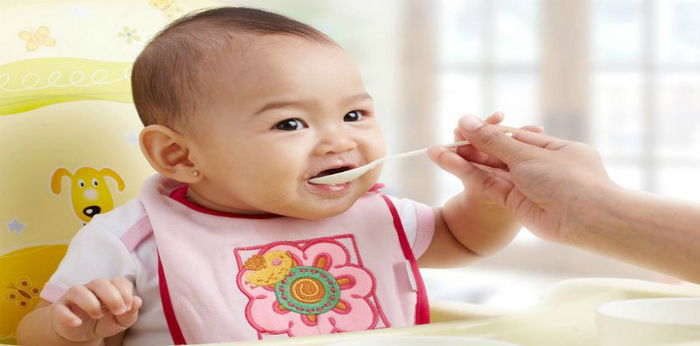 Normal ke kalau bayi kurang menyusu lepas ambil makanan pejal? Ini kata pakar