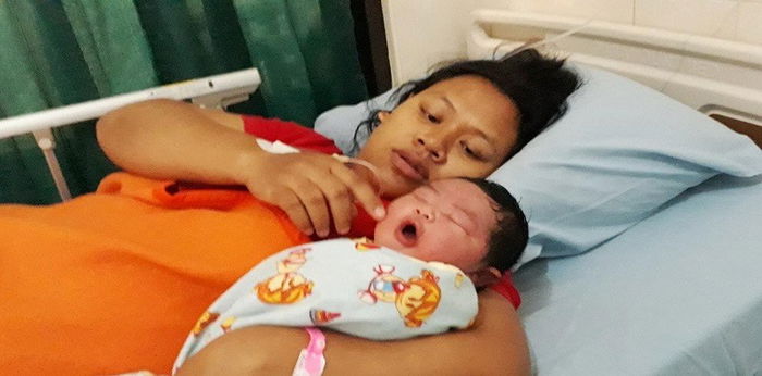 Wow, lihatlah perjuangan ibu ini melahirkan bayi 'raksasa' secara normal!