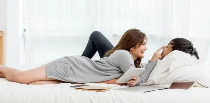 9 Cara Membahagiakan Suami Dengan Seksi Di Ranjang, Pasti Suami Tergoda Habis!