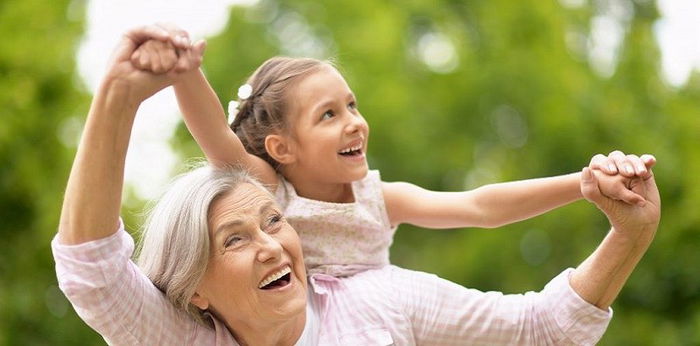4 Sebab Kenapa Nenek Sebelah Ibu Amat Penting & Istimewa Pada Cucu