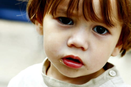 "Help! My child stores food in her mouth without swallowing... what do I do?"