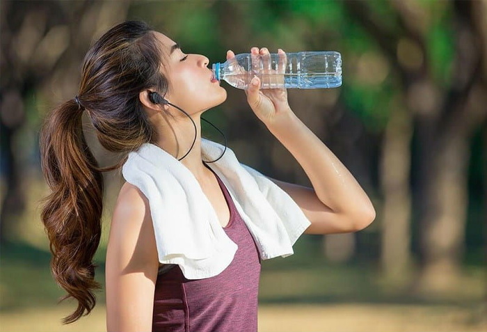 minum sambil berdiri, minum sambil duduk, hadits larangan minum sambil berdiri, hukum minum berdiri, kebaikkan minum sambil duduk, bahaya minum sambil berdiri