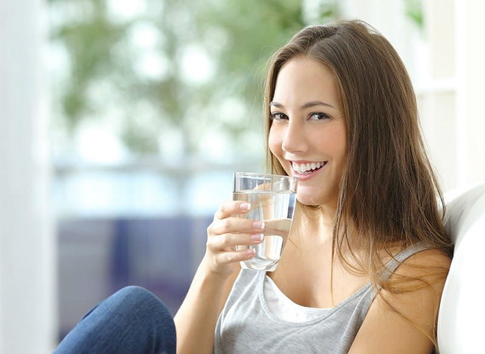minum sambil berdiri, minum sambil duduk, hadits larangan minum sambil berdiri, hukum minum berdiri, kebaikkan minum sambil duduk, bahaya minum sambil berdiri