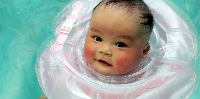 Memang Nampak Comel Bila Bayi Pakai Pelampung Baby, Namun Anda Perlu Tahu 4 RISIKO Ini!