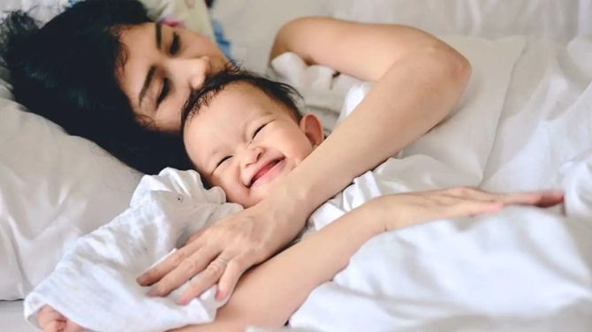 Ini Rupanya Sebab Mengapa Bayi Suka Gelak Mengekek & Ketawa, Apa Yang Kelakarnya?