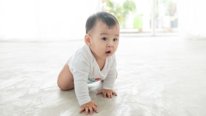 Anak 9 Bulan Tapi Masih Mengesot? Apa Sebab Bayi Merangkak Lambat & Bagaimana Nak Bantu?