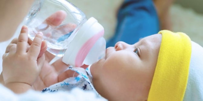 Bolehkah Bayi Minum Air Putih? Ibu Ayah Wajib Tahu Bahaya Beri Air Pada Bayi Bawah 6 Bulan