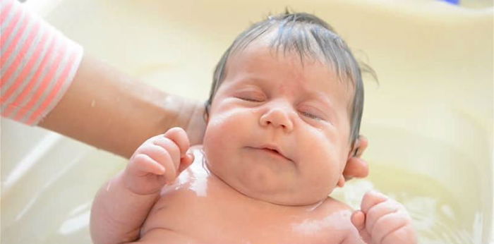 Mandikan Bayi Dengan Air Sejuk, Betul Ke Ia Bagus Untuk Si Manja?