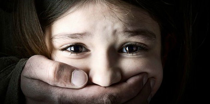 Gila! Lelaki Pedofilia Ambil Kesempatan RABA Kemaluan Budak Perempuan Di Surau