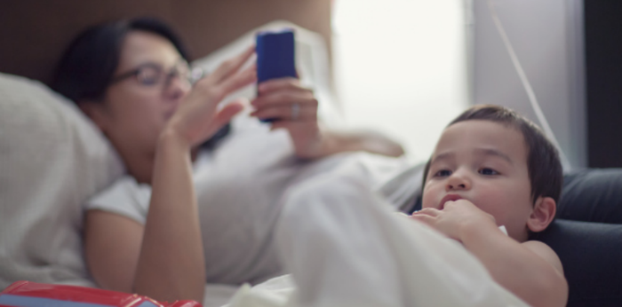 Kasihan Anak, Parents Asyik Hadap Telefon, Ini 5 Panduan ELAK Ketagihan Gajet