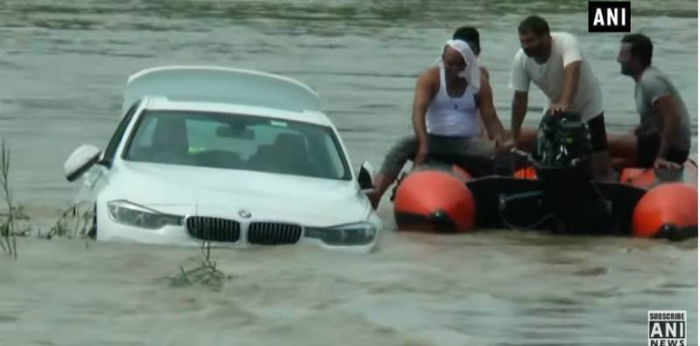 Tak Puas Hati Dapat Hadiah BMW, Lelaki Ini Selamba Campak Kereta Itu Dalam Sungai!