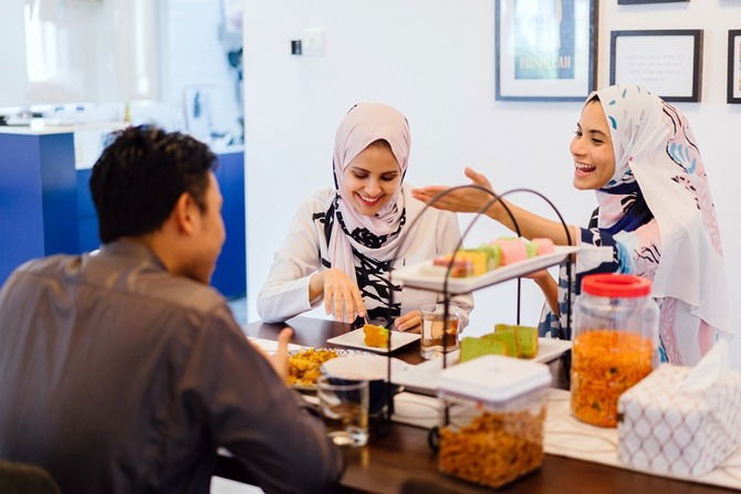 Makan Ketika Raya Jangan Sampai Tak Ingat Dunia, Ikut Tips Elak Berat Badan Naik Ini!