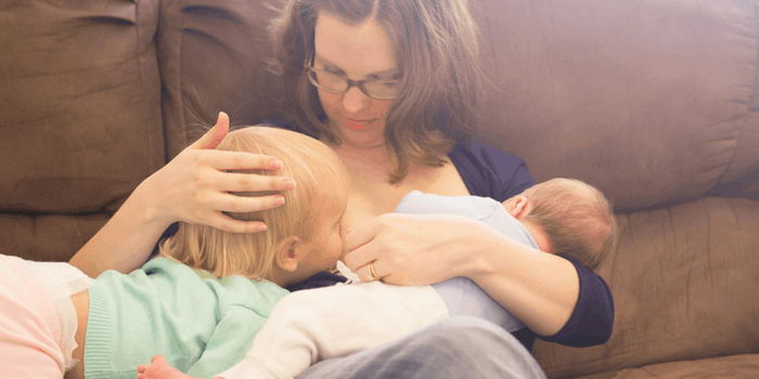 Menyusukan Dua Orang Anak Sekaligus (Tandem Breastfeeding): Tips Penyusuan Berjaya, Kelebihan & Kekurangan