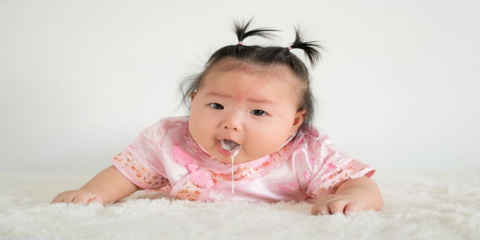 Bayi Muntah Menyembur, Normal Atau Bahaya? 6 Tanda Ibu Ayah Perlu Peka!