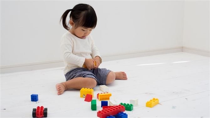 Anak Suka Duduk Simpuh atau Bentuk ‘W’? Ubah Cepat, Ia Boleh Ganggu Perkembangan Tulang & Otot Mereka!