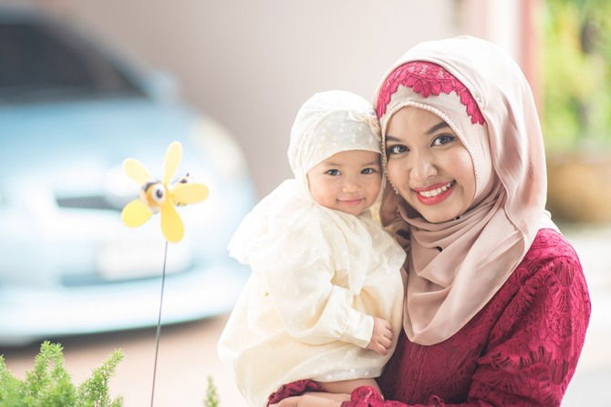Menyusukan Anak Tapi Ingin Puasa Ganti, Perlukah Ibu Menyusu Mengganti Puasa?