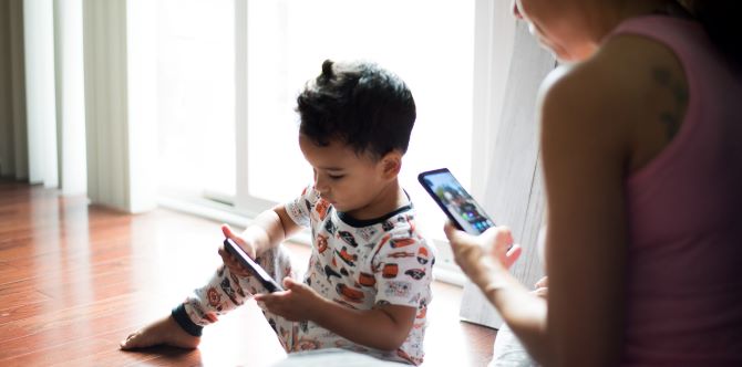 Adakah Kita Ibu Bapa Yang Teruk Jika Bermesej Sambil Menjaga Anak?