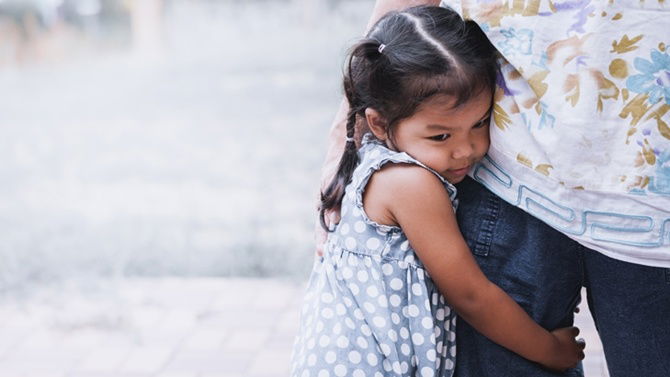 Mengapa Anak Saya Terlalu Takut Dengan Orang? Ini Penjelasannya