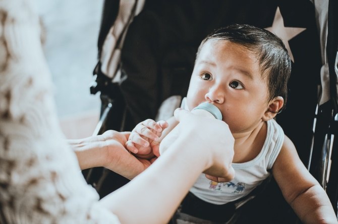 Bayi Menyusu Terlalu Lama? 5 Tanda Anda Terlebih Beri Anak Susu Botol