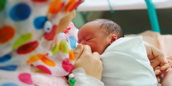 Anak Tidur Ketika Menyusu? Buat 4 Perkara Ini Untuk Mereka Kekal Berjaga