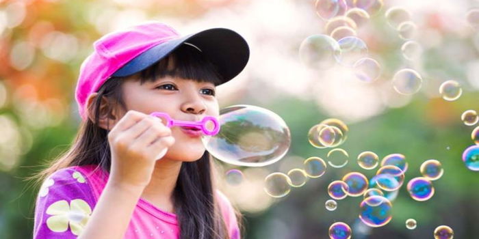 Kenapa Penting Parents Ajar Anak Tiup Buih Sabun/Bersiul? Juruterapi Ini Terangkan Sebabnya