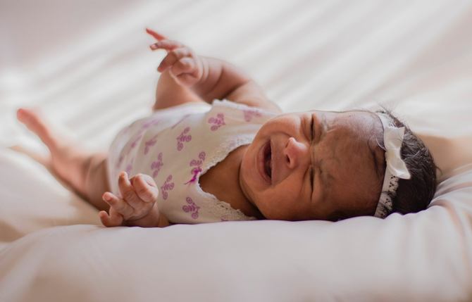 Anak Menangis Setiap Kali Diletakkan Di Katil Bayi? Usah Gusar, Ini Cara Untuk Bantu Ibu-Ibu Sekalian