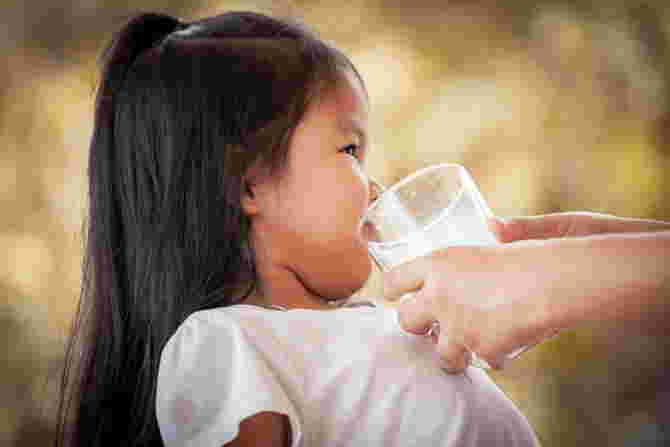 Anak Susah Minum Susu? Ini Tips Daripada Pakar Untuk Pujuk Anak Minum Susu & Kepentingannya Pada Tumbesaran Mereka!