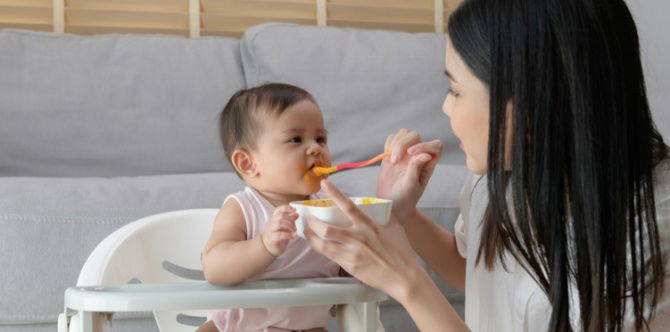 Makanan Pertama Bayi 6 Bulan, Ini Perkara Ibu Patut Tahu Sebelum Beri Makanan Pejal
